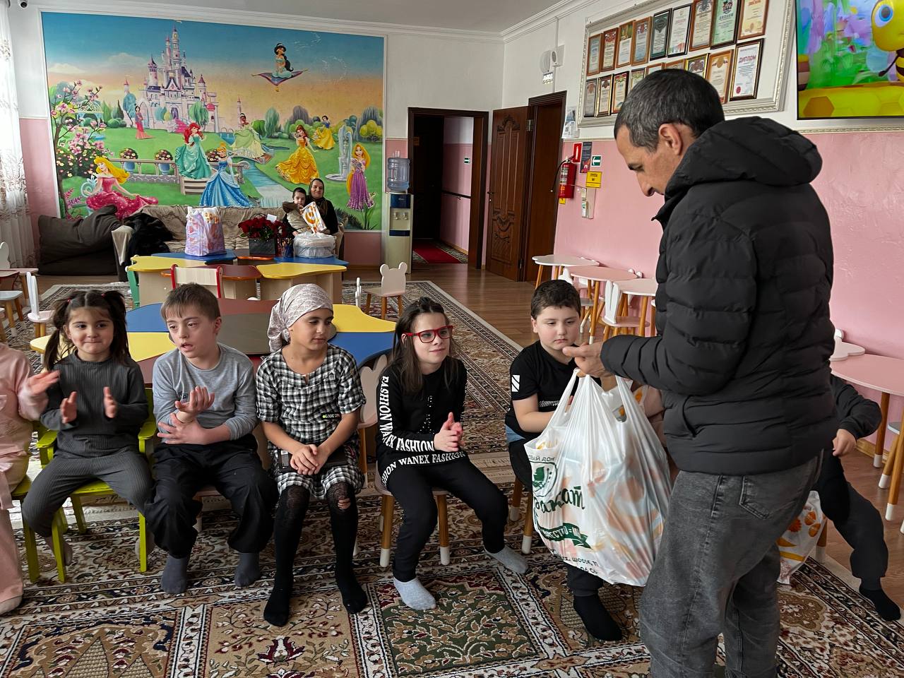 Встреча отца и сына: Участник СВО приехал для встречи с сыном, проходящим курс реабилитации.